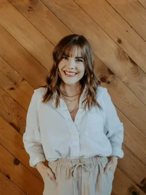 Alisa-683x1024-1-e1775880064379.webp